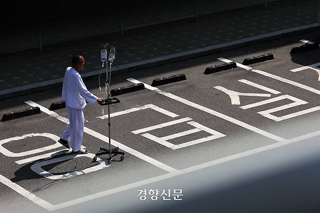 <텅 빈 구급차 전용 주차장> 정부가 추석 연휴를 앞두고 응급실 진료 중단을 막기 위해 군의관 등 인력을 보강하겠다고 밝힌 3일 서울 시내 한 대학병원 권역응급의료센터 앞 텅 빈 구급차 전용 주차장에 환자가 지나가고 있다. 조태형 기자