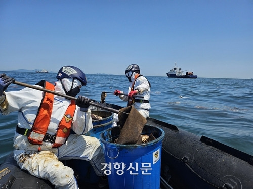 해양경찰이 지난 5월 10일 여수에서 유출된 기름을 걷어내고 있다. 해경 제공