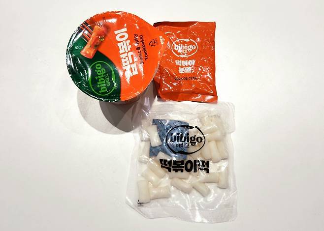 Meal kit components of Bibigo Cup Tteokbokki (The Korea Herald)