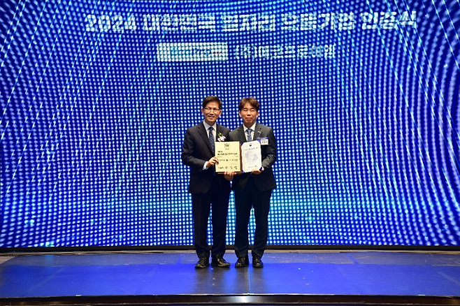 지난 5일 서울 여의도에서 열린 ‘2024 대한민국 일자리 으뜸기업’ 인증식에서 에코프로이엠 박종환(오른쪽) 대표가 김문수 고용노동부장관과 기념촬영을 하고 있다. <사진제공=에코프로그룹>