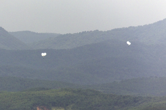 지난 5일 오전 경기도 파주시 오두산 통일전망대에서 바라본 북한 황해북도 개풍군에서 쓰레기 풍선이 떠오르고 있다. [사진 = 연합뉴스]