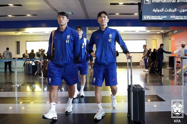 [서울=뉴시스] 오만에 도착한 축구대표팀의 황희찬(왼쪽), 황인범. (사진=대한축구협회 제공) *재판매 및 DB 금지