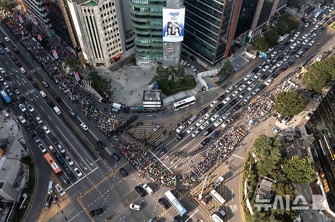 [서울=뉴시스] 김근수 기자 = UN이 지정한 푸른하늘의 날인 7일 서울 강남구 서울지하철 2호선 강남역 인근에서 907 기후정의행진에서 참가자들이 행진하고 있다.푸른 하늘의 날(9월7일)은 대기환경의 중요성을 알리고, 기후변화에 대한 이해와 관심을 높이기 위해 2019년 국제연합(UN) 기후행동 정상회의에서 대한민국의 제안으로 제정된 최초의 국제연합 기념일이자 국가기념일이다. 2024.09.07. ks@newsis.com