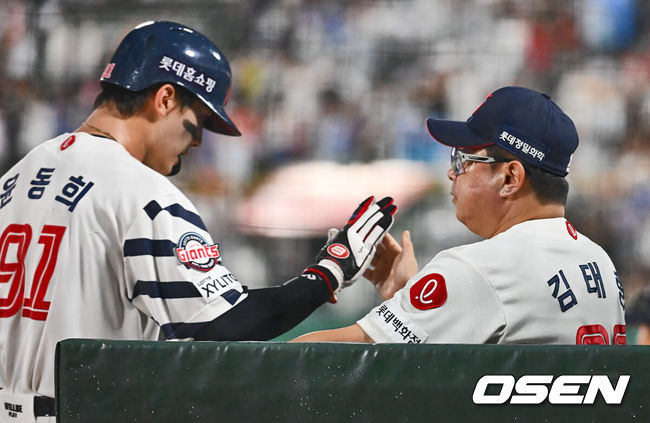 [OSEN=부산, 이석우 기자] 29일 부산 사직야구장에서 2024 신한 SOL 뱅크 KBO 리그 롯데 자이언츠와 한화 이글스의 경기가 열렸다. 홈팀 롯데는 윌커슨이 선발 출전하고 한화는 바리아가 선발 출전했다.롯데 자이언츠 윤동희가 4회말 무사 2,3루 손호영의 1타점 좌익수 앞 안타에 득점을 올리고 김태형 감독과 하이파이브를 하고 있다. 2024.08.29 / foto0307@osen.co.kr