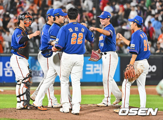 [OSEN=부산, 이석우 기자] 28일 부산 사직야구장에서 2024 신한 SOL 뱅크 KBO 리그 롯데 자이언츠와 한화 이글스의 경기가 열렸다. 홈팀 롯데는 반즈가 선발 출전하고 한화 이글스는 와이스가 선발 출전했다.한화 이글스 선수들이 롯데 자이언츠에 7-0으로 승리한 후 기쁨을 나누고 있다. 2024.08.28 / foto0307@osen.co.kr