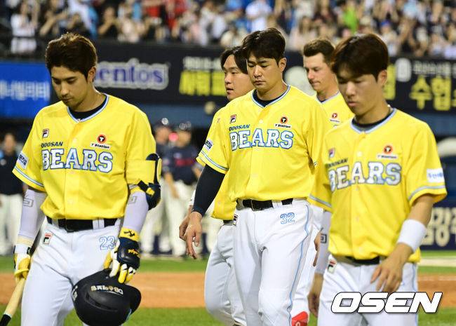 [OSEN=잠실, 김성락 기자] 프로야구 롯데 자이언츠가 3연승을 달리며 7위로 올라섰다.&nbsp;롯데는&nbsp;14일 서울 잠실구장에서 열린 2024 KBO리그 두산과의 경기에서 19안타를 폭발시키며 12-2로 승리했다. 롯데는 이날 승리로 NC를 제치고 8위에서 7위가 됐다. 5위 SSG를 3.5경기 차이로 추격했다.&nbsp;경기 종료 후 두산 선수들이 아쉬워하고 있다. 2024.08.14 / ksl0919@osen.co.kr