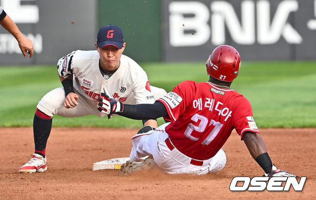 [OSEN=부산, 이석우 기자] 7일 부산 사직야구장에서 2024 신한 SOL 뱅크 KBO 리그 롯데 자이언츠와 SSG 랜더스의 경기가 열렸다. 홈팀 롯데는 박세웅이 선발 출전하고 SSG는 앤더슨이 선발 출전했다.SSG 랜더스 에레디아가 2회초 무사 1루 SSG 랜더스 한유섬의 삼진 아웃때 2루 도루를 시도했으나 아웃되고 있다. 2024.09.07 / foto0307@osen.co.kr