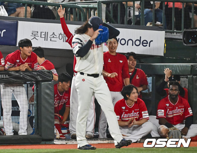 [OSEN=부산, 이석우 기자] 7일 부산 사직야구장에서 2024 신한 SOL 뱅크 KBO 리그 롯데 자이언츠와 SSG 랜더스의 경기가 열렸다. 홈팀 롯데는 박세웅이 선발 출전하고 SSG는 앤더슨이 선발 출전했다.롯데 자이언츠 김원중이 9회초 1사 1루 SSG 랜더스 이지영에게 중견수 앞 안타를 허용하고 아쉬워하고 있다. 2024.09.07 / foto0307@osen.co.kr