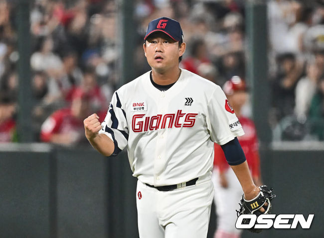 [OSEN=부산, 이석우 기자] 7일 부산 사직야구장에서 2024 신한 SOL 뱅크 KBO 리그 롯데 자이언츠와 SSG 랜더스의 경기가 열렸다. 홈팀 롯데는 박세웅이 선발 출전하고 SSG는 앤더슨이 선발 출전했다.롯데 자이언츠 김상수가 연장 11회초 2사 3루 하재훈을 3루 땅볼로 잡고 주먹을 불끈 쥐고 있다. 2024.09.07 / foto0307@osen.co.kr