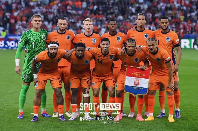 ▲&nbsp;베르흐바인은 네덜란드 매체 '더 텔레흐라프'와 인터뷰에서 "나는 로날트 쿠만 감독 밑에서 뛰고 싶지 않다"라고 말했다.&nbsp;이어 "쿠만 감독이 열정적인 국가대표팀 지도자라면 나에게 먼저 전화를 해봤어야 한다"라며 "쿠만 감독의 이야기를 TV로 들었다. 쿠만 감독과 멋진 순간들을 함께 했었는데, 너무 실망스럽다"라고 덧붙였다. 또한 "나는 네덜란드 대표팀에서 뛰는 것을 영광으로 생각했지만 지금 대표팀 감독의 밑이라면 더는 뛰고 싶지 않다"라며 "언론을 통해 의도적으로 나를 이상하게 이야기하는 감독과는 나 역시 끝이다"라고 전했다.