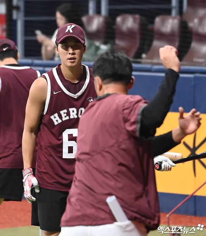 21일 오후 서울 구로구 고척스카이돔에서 열리는 '2024 신한 SOL Bank KBO리그' 롯데 자이언츠와 키움 히어로즈의 경기에 앞서 키움 장재영이 타격 훈련 중 오윤 코치의 지도를 받고 있다. 엑스포츠뉴스 DB