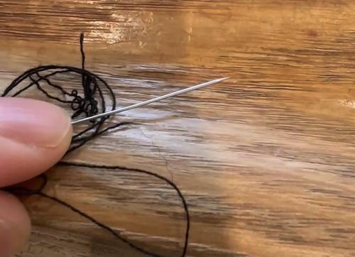 유명 의류에서 나온 바늘  가늘고 예리한 바늘이 유명 의류에서 나왔다. 바늘에 꿰어진 실이 옷감의 원단과 같아 마감 작업을 하다 실수로 옷에 꽂아둔 것으로 추정됐다. [제보자 제공]