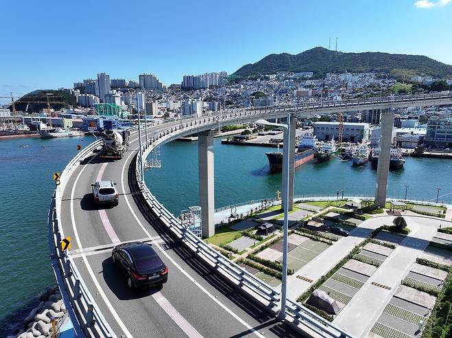 이곳을 지나는 천장이 없는 부산시티투어버스가 인기를 끌고 있다. [촬영 손형주 기자]