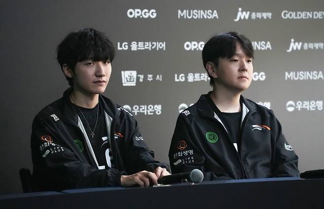 8년만의 LCK 결승 진출 소감 밝히는 한화생명e스포츠     (경주=연합뉴스) 김주환 기자 = 한화생명e스포츠 주장 '피넛' 한왕호(왼쪽)와 최인규 감독이 7일 T1과의 2024 LCK 서머 결승전 승리 후 기자회견에서 질문을 듣고 있다. 2024.9.7 jujuk@yna.co.kr