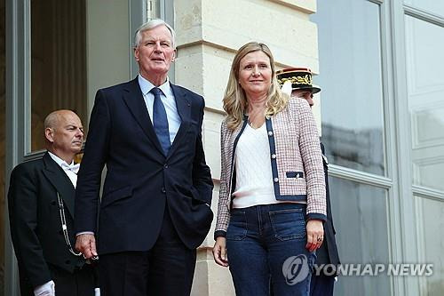 (파리 AFP=연합뉴스) 미셸 바르니에 프랑스 새 총리(왼)가 7일(현지시간) 야엘 브룬 피베 하원 의장 관저를 찾았다. 2024.09.07.