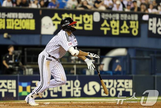 29일 오후 서울 송파구 잠실야구장에서 열린 프로야구 '2024 신한 SOL뱅크 KBO리그' LG 트윈스와 kt 위즈의 경기에서 4회말 LG 공격 1사 주자 2루 상황 이영빈이 안타를 치고 있다. 2024.8.29/뉴스1 ⓒ News1 이승배 기자