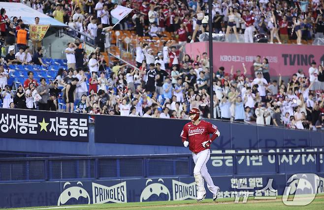 21일 오후 서울 송파구 잠실야구장에서 열린 프로야구 ‘2024 신한 SOL 뱅크 KBO리그’ SSG 랜더스와 LG 트윈스의 경기, 9회초 1사 1루 상황 SSG 오태곤이 투런포를 친 후 그라운드를 돌고 있다. 2024.8.21/뉴스1 ⓒ News1 이재명 기자