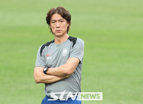 대한민국 축구 국가대표팀 홍명보 감독이 4일 서울 마포구 서울월드컵경기장에서 열린 훈련을 지켜보고 있다. 대표팀은 오는 5일 서울월드컵경기장에서 팔레스타인과 2026 국제축구연맹(FIFA) 북중미 월드컵 아시아 3차 예선 B조 1차전을 치른다. 사진┃뉴시스