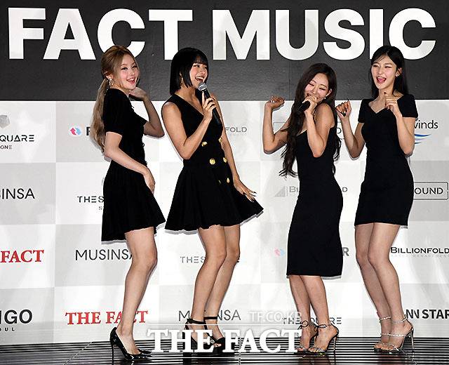 <더팩트>가 주최하고 팬앤스타와 필링바이브(FEELINGVIVE)가 주관하는 '2024 더팩트 뮤직 어워즈(2024 THE FACT MUSIC AWARDS, TMA)'가 8일 오후 일본 오사카 '교세라 돔 오사카'에서 열린 가운데 그룹 키스오브라이프(KISS OF LIFE)의 벨과 나띠, 쥴리, 하늘(왼쪽부터)이 레드카펫을 밟고 있다. /교세라 돔 오사카=이효균 기자