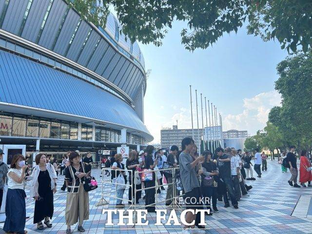 '2024 더팩트 뮤직 어워즈'가 열리는 8일 일본 오사카 교세라돔 오사카에 팬들이 모여 있다. /선은양 기자