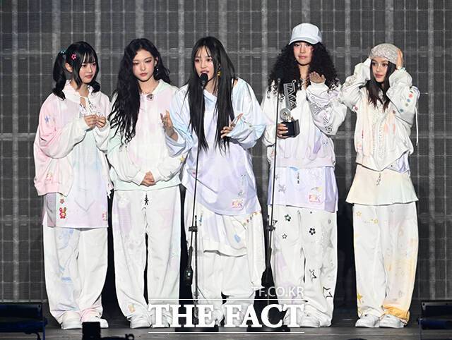 <더팩트>가 주최하고 팬앤스타와 필링바이브(FEELINGVIVE)가 주관하는 '2024 더팩트 뮤직 어워즈(2024 THE FACT MUSIC AWARDS, TMA)'가 8일 오후 일본 오사카 '교세라 돔 오사카'에서 열린 가운데 '무신사(MUSINSA) 인기상' 상을 받은 그룹 뉴진스(NewJeans)가 수상 소감을 밝히고 있다. /교세라 돔 오사카=이새롬·남윤호·박헌우 기자