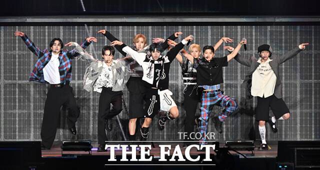 <더팩트>가 주최하고 팬앤스타와 필링바이브(FEELINGVIVE)가 주관하는 '2024 더팩트 뮤직 어워즈(2024 THE FACT MUSIC AWARDS, TMA)'가 8일 오후 일본 오사카 '교세라 돔 오사카'에서 열린 가운데 싸이커스(xikers)가 공연을 펼치고 있다. /교세라 돔 오사카=이새롬 기자