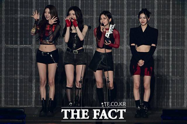<더팩트>가 주최하고 팬앤스타와 필링바이브(FEELINGVIVE)가 주관하는 '2024 더팩트 뮤직 어워즈(2024 THE FACT MUSIC AWARDS, TMA)'가 8일 오후 일본 오사카 '교세라 돔 오사카'에서 열린 가운데 '월드 베스트 퍼포머'를 수상한 그룹 있지가 소감을 말하고 있다. /교세라 돔 오사카=남윤호 기자