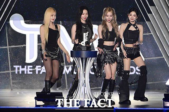 <더팩트>가 주최하고 팬앤스타와 필링바이브(FEELINGVIVE)가 주관하는 '2024 더팩트 뮤직 어워즈(2024 THE FACT MUSIC AWARDS, TMA)'가 8일 오후 일본 오사카 '교세라 돔 오사카'에서 열린 가운데 '대상'을 수상한 그룹 에스파가 트로피를 바라보고 있다. /교세라 돔 오사카=남윤호 기자