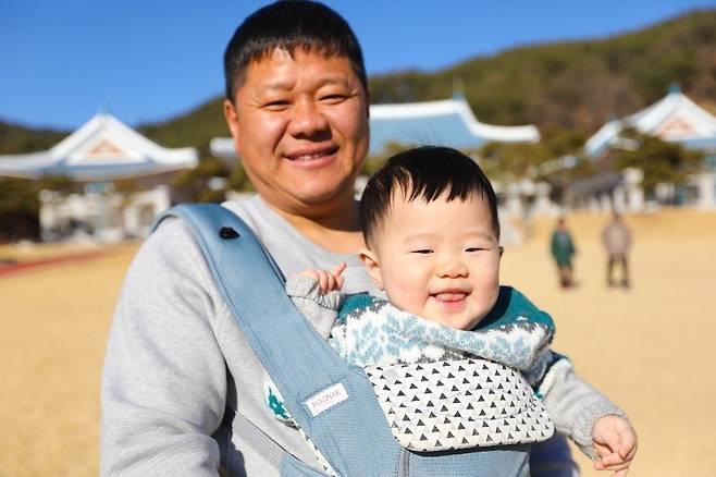 청와대 개방 직후 첫째와 함께 단란한 한 때를 보내고 있는 김 씨.