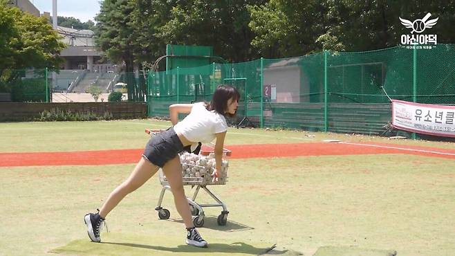 진짜 역대급으로 간지나게 던지네요ㄷㄷ.mp4_20240908_122104.821.jpg 한화이글스 박소영 치어리더