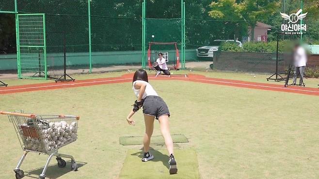 진짜 역대급으로 간지나게 던지네요ㄷㄷ.mp4_20240908_122114.950.jpg 한화이글스 박소영 치어리더