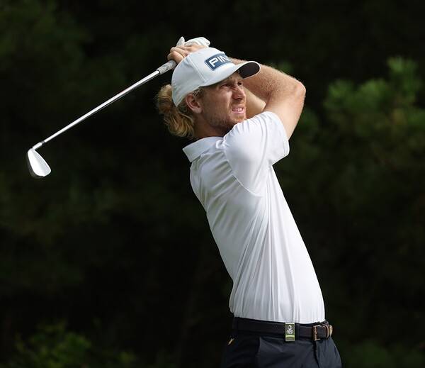 한국프로골프(KPGA) 투어, 아시안투어, 일본프로골프투어(JGTO)가 공동 주관하는 2024년 제40회 신한동해오픈에서 우승 경쟁한 트래비스 스마이스가 최종라운드에서 경기하는 모습이다. 사진제공=KPGA