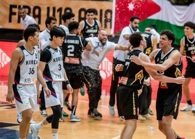 U-18 남자 농구 대표팀이 8일(한국시각) 요르단 암만에서 열린 제27회 국제농구연맹(FIBA) U-18 아시아컵 대회 5일째 요르단과 준준결승전에서 패배한 뒤 코트를 빠져나가고 있다. 국제농구연맹 누리집 갈무리.