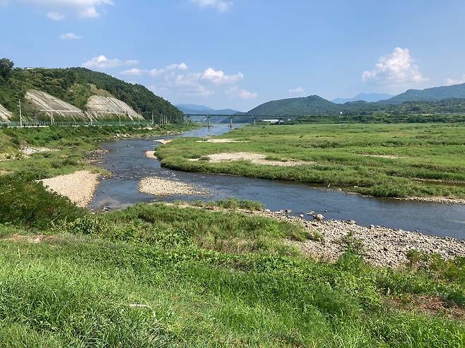 경남 산청군 ‘경호강 80리’가 시작되는 생초면 남강 본류. 남강은 낙동강의 제1지류이다. 필자 제공