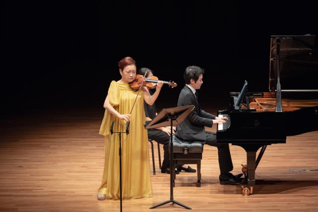 6일 서울 서초구 예술의전당 콘서트홀에서 열린 '정경화&임동혁 듀오 리사이틀'에서 바이올리니스트 정경화와 피아니스트 임동혁이 연주하고 있다. 크레디아 제공