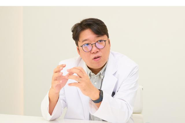 윤원기 고려대 구로병원 신경외과 교수는 "뇌동맥류가 파열되면 망치로 머리를 얻어맞은 것 같은 극심한 통증과 두통을 느끼기에 이런 증상이 생기면 재빨리 대형 병원 응급실로 가야 한다"고 했다. 고려대 구로병원 제공