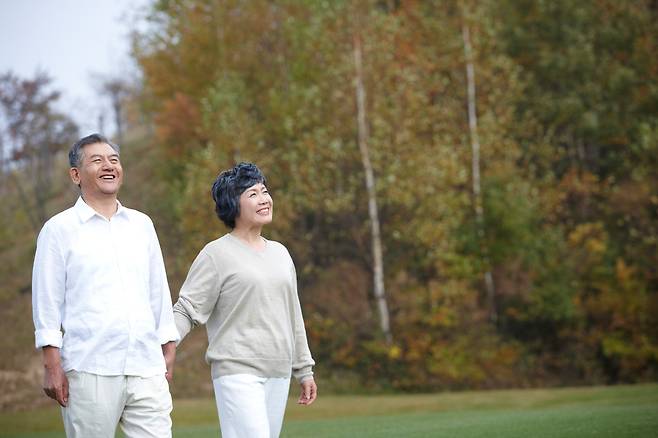 60세 이후부터 매일 10분만 걸어도 기대수명을 최대 1년까지 늘릴 수 있다는 연구 결과가 나왔다./사진=클립아트코리아