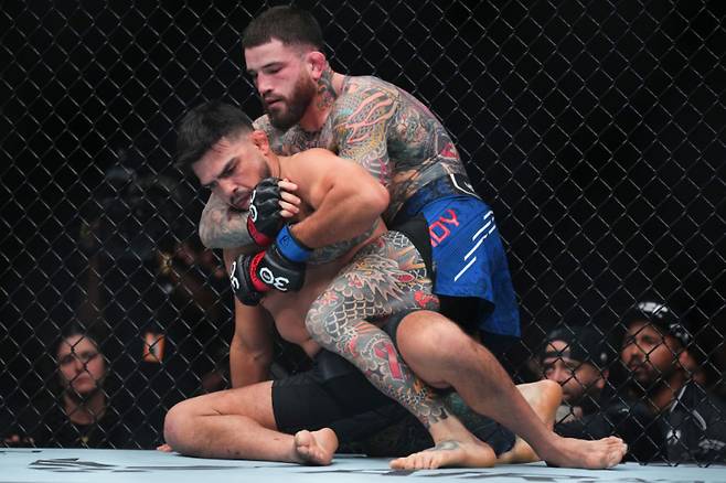 션 브래디(오른쪽). 사진=UFC