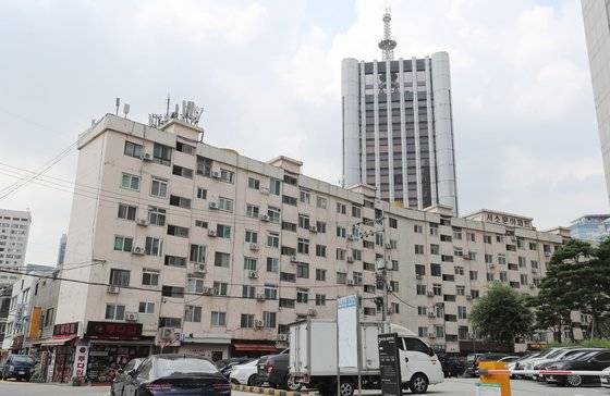 서대문구 미근동 서대문역 인근 서소문 아파트는 하천을 복개해 지어 길쭉하다. 연합뉴스