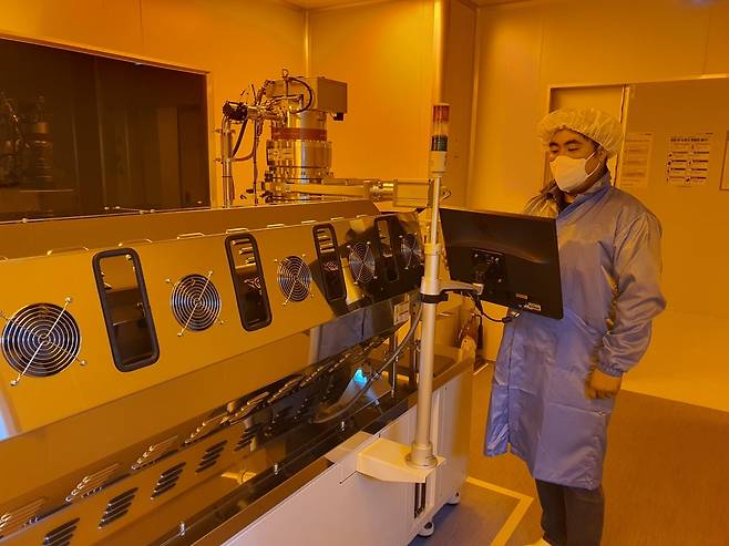 최장서 기사가 OLED 제품을 승화 정제 작업하고 있다. 군산=윤현주 기자