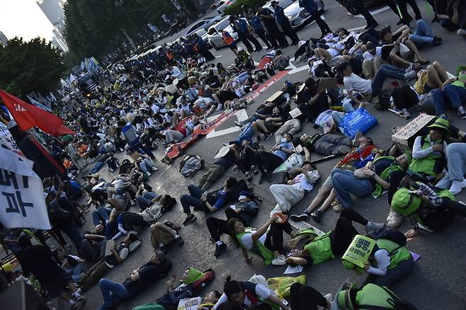 7일 서울 강남에서 열린 907기후정의행진 참가자들이 도로 위에 죽은 듯 눕는 ‘다이인(die-in)’ 퍼포먼스를 하고 있다. 기후정의행진 조직위원회 제공