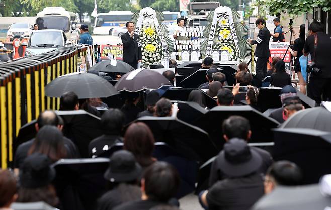 티몬·위메프(티메프) 정산 지연 사태 피해자들이 8일 서울 영등포구 여의도 국민의힘 당사 앞에서 전자상거래 사망 선고 집회를 하고 있다. 연합뉴스 