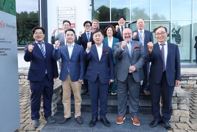 6일(현지시간) 한국과학기술연구원(KIST) 유럽연구소 전북특별자치도 분원 개소식에서 김관영 전북지사(앞줄 왼쪽에서 세번째)와 김수현 KIST 유럽연구소장(다섯번째) 등이 기념 사진을 찍고 있다. 전북특별자치도 제공.