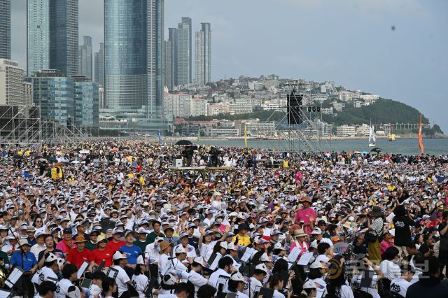 2024 해운대성령대집회에 참석한 부산 지역 1800여 교회 성도 등이 8일 부산 해운대구 해운대해수욕장에서 찬송가를 부르며 예배를 드리고 있다. 이날 집회에는 10만여명(주최측 추산)이 운집했다. 부산=신석현 포토그래퍼