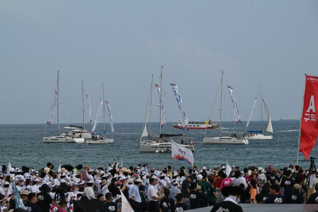 부산 해운대 바다에 떠 있는 2024 해운대성령대집회 요트. 부산=신석현 포토그래퍼