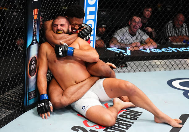 우마르 시가 맨손조르기를 목이 아닌 턱에 하는 Face Crank 기술로 투코 토코스를 제압하고 있다. 사진=TKO