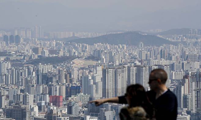 올 들어 8월까지 서울에서 생애 첫 주택을 구입한 40대가 지난해보다 44.3% 뒨 것으로 조사됐다. 사진은 서울시내 한 아파트 밀집 지역. /사진=뉴스1