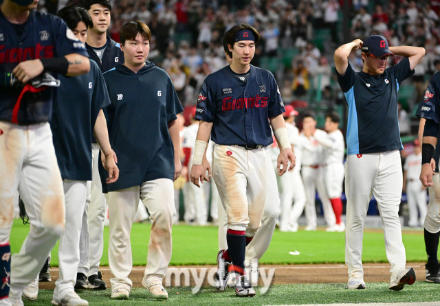 2024년 7월 30일 인천 SSG랜더스필드에서 '2024 신한 SOL Bank KBO리그, 롯데 자이언츠와 SSG 랜더스의 경기가 열렸다. 롯데가 5-11로 패한 뒤 아쉬워하고 있다./마이데일리