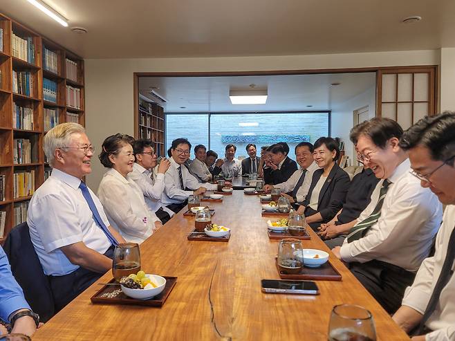 이재명(오른쪽 두번째) 더불어민주당 대표와 신임 지도부가 8일 경남 양산 평산마을을 찾아 문재인 전 대통령을 예방하고 있다. [민주당 제공]