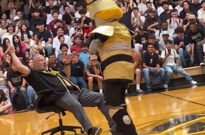 미국의 한 고등학교 교장이 학교 마스코트와 부적절한 춤을 추는 영상이 공개된 후 교감으로 강등됐다. (사진=뉴욕포스트 캡처) *재판매 및 DB 금지